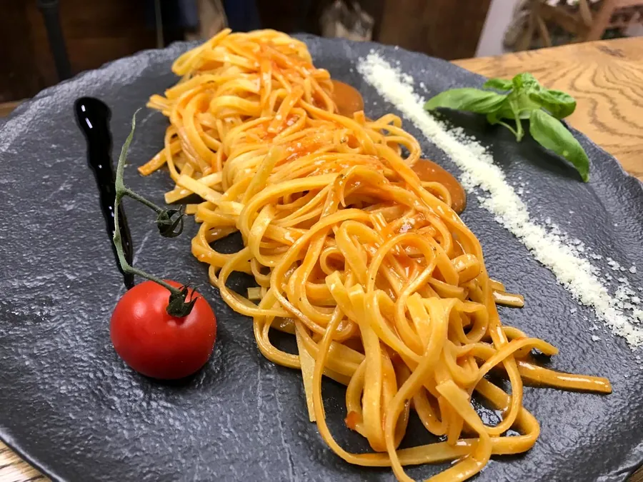 Tagliolini in Tomatensauce auf einer Schieferplatte